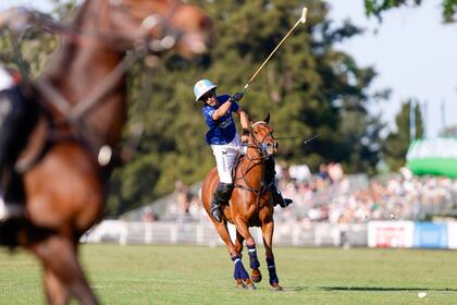 Adolfo "Poroto" Cambiaso ejecuta un penal para La Dolfina; el polista de 18 años actuará contra La Hache Cría y Polo en su primer compromiso del Abierto de Tortugas.