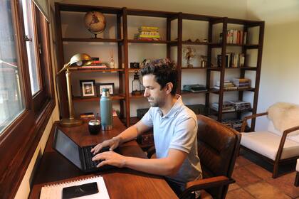 Adolfo Raso, Gerente de Planeamiento Comercial en Despegar, en pleno trabajo: toda la empresa está en modalidad home office
