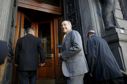 El senador puntano se sumó a la bancada tras reunirse ayer con Máximo Kirchner