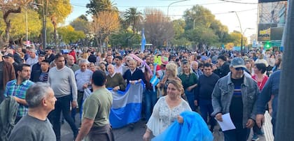 Adolfo Rodríguez Saá (de sweater oscuro, portando una bandera argentina), en la marcha de este lunes contra su hermano Alberto