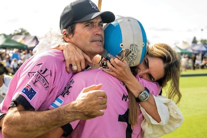 Adolfo y Mia con María Vázquez, siempre incondicional con su familia.