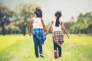 Adopción: Buscan una familia para dos hermanas de 16 y 13 años
