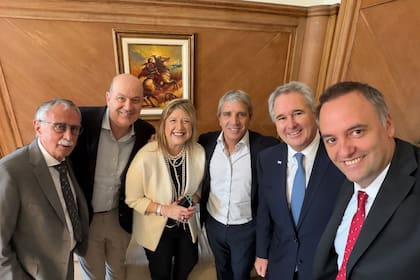 Adorni, antes de hacer su descargo, recibió el apoyo de otros funcionarios del Gobierno