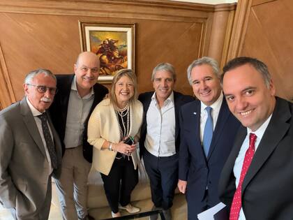 Adorni, antes de hacer su descargo, recibió el apoyo de otros funcionarios del Gobierno