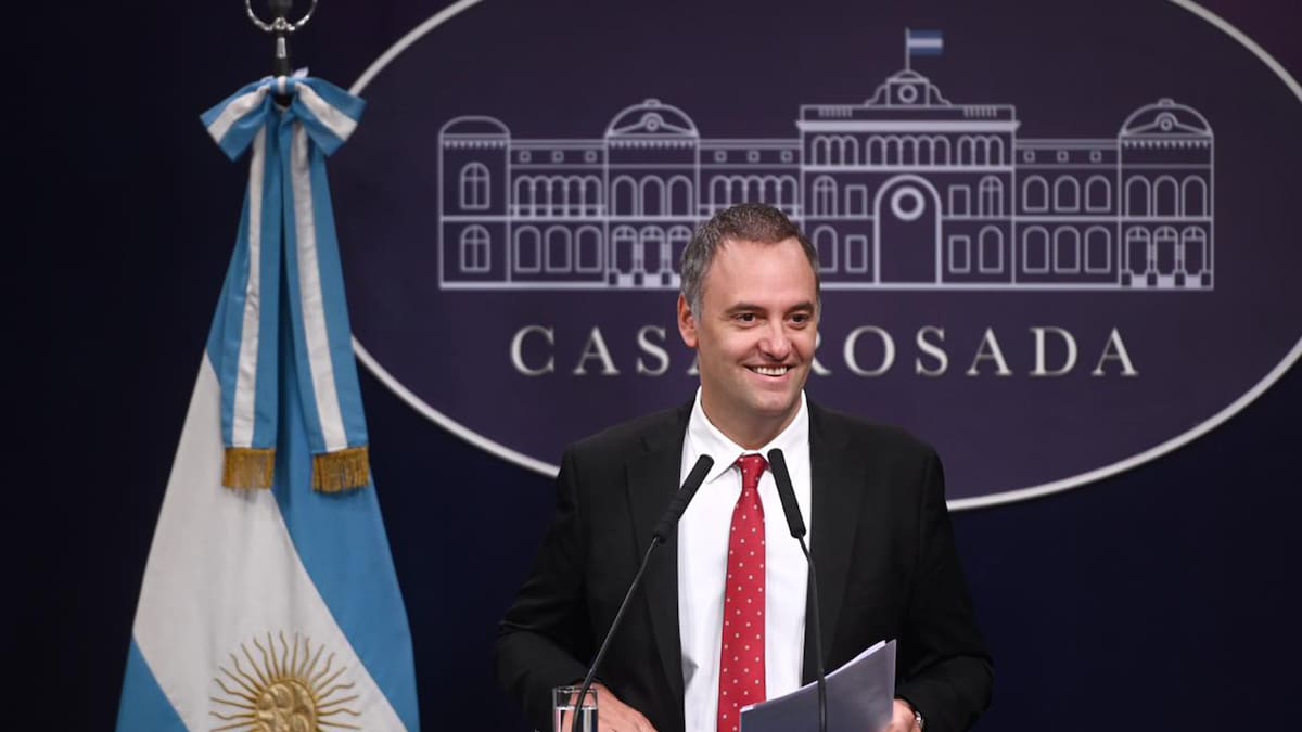 El Gobierno debatió la inconveniencia de que Adorni mantenga su silencio y volvería a las conferencias - LA NACION