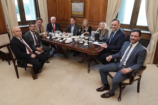 Adorni se apoya en Karina Milei y sigue en el Gobierno, pero con poder recortado