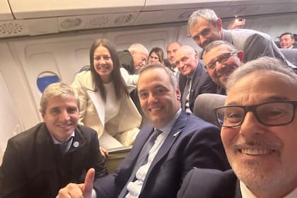 Adorni, Caputo, Russo y Pettovello, en el avión tras el acto en Córdoba