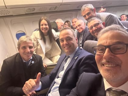 Adorni, Caputo, Russo y Pettovello, en el avión tras el acto en Córdoba