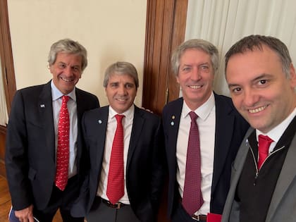 Adorni con el equipo de Economía, antes de anunciar el nuevo paquete de medidas