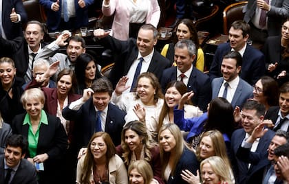 Adorni con la bancada de diputados libertarios