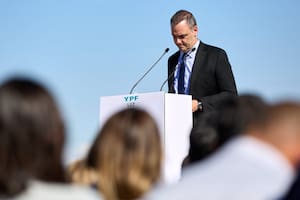 Manuel Adorni renunciará al directorio de YPF y lo reemplazará el nuevo jefe de Gabinete