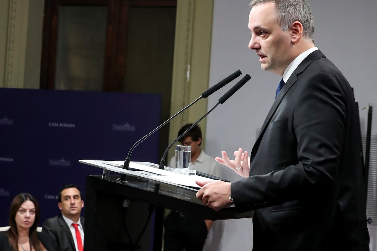 Adorni dio hoy su habitual conferencia con la presencia de la ministra de Capital Humano, Sandra Pettovello; a la misma hora, Milei salió en vivo en una radio