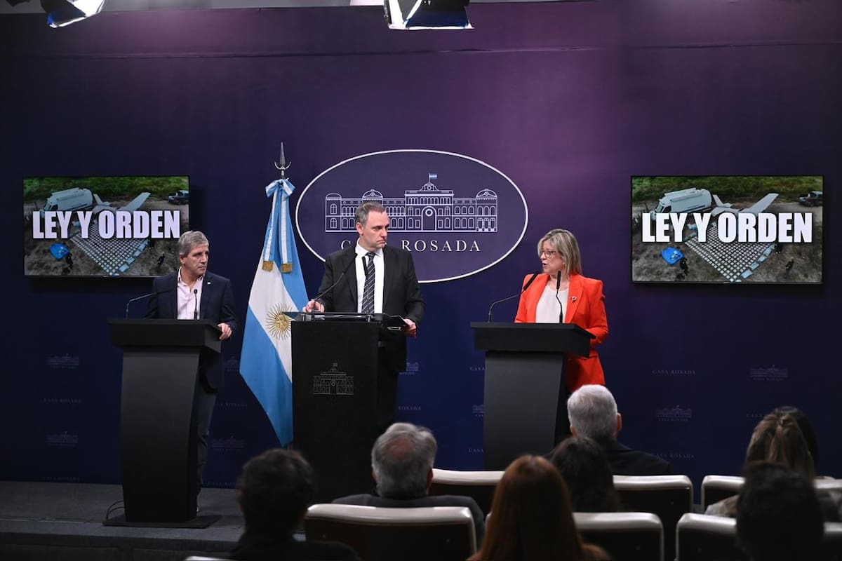 Adorni, junto a Caputo y Monteoliva. Foto: oficial