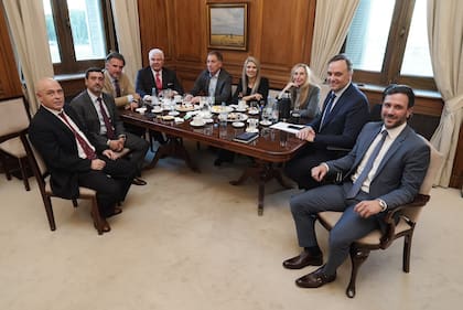 Adorni junto a Karina Milei y senadores del bloque de LLA, pero sin Bullrich