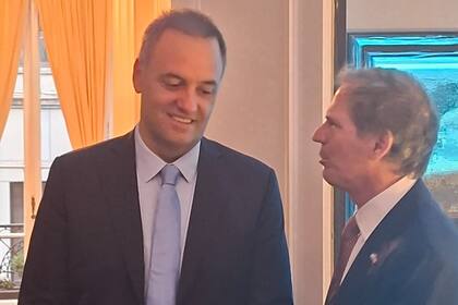 Adorni junto al embajador argentino en Nueva York, Alec Oxenford.