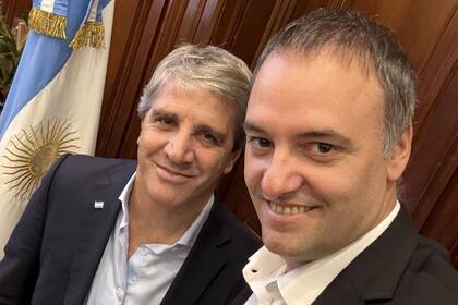 Adorni junto al ministro de Economía, Luis Caputo, con quien dio el anuncio