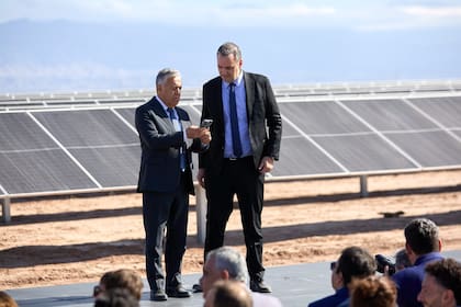 Adorni, junto al presidente de YPF, Horacio Marín