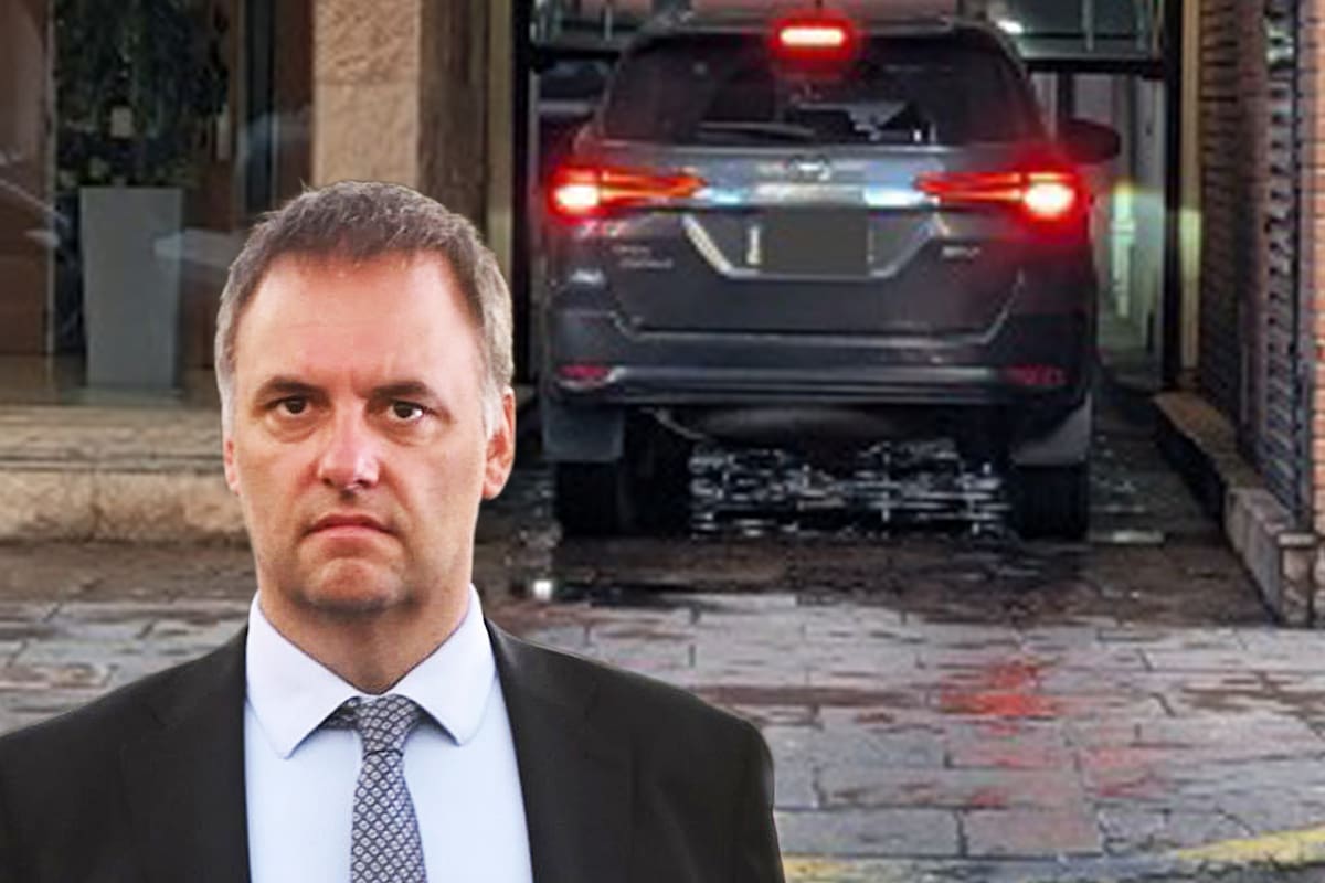 Adorni mantiene la custodia, se mueve en auto oficial y prepara la justificación de su patrimonio