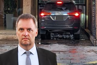 Adorni mantiene la custodia, se mueve en auto oficial y prepara la justificación de su patrimonio