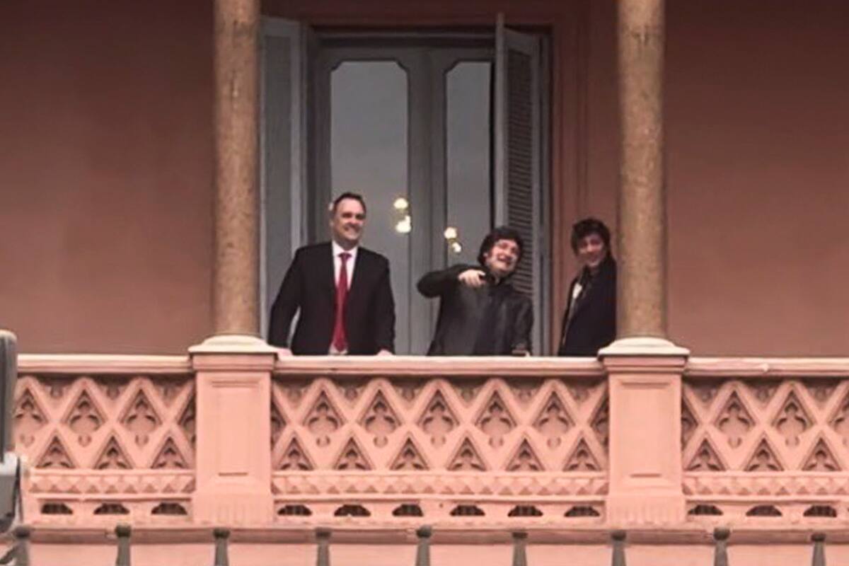 Adorni, Milei y Caputo en el balcón de Casa Rosada