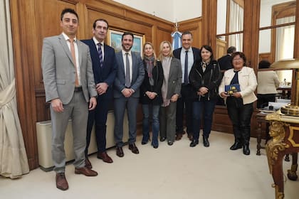 Adorni recibió el martes a senadores libertarios en la Casa Rosada; los acompañó Karina Milei