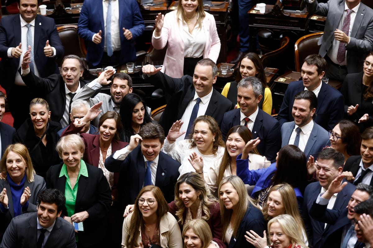adorni-rodeado-de-legisladores-libertarios-tras-LUTMSGJLDRGPBHDUSJDOSGQ2VM