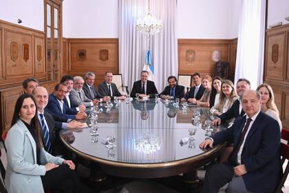 Adorni y Santilli junto al gobernador salteño Gustavo Sáenz, más funcionarios de Arca, en Casa Rosada.