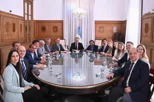 Adorni y Santilli junto al gobernador salteño Gustavo Sáenz, más funcionarios de Arca, en Casa Rosada.