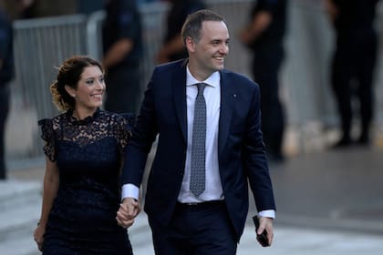Adorni y su esposa Bettina Angeletti (Photo by JUAN MABROMATA / AFP)
