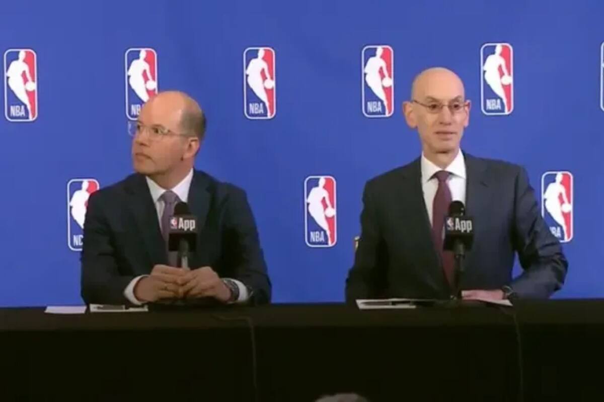 Adreas Zagklis, secretario general de la FIBA, junto a Adam Silver, comisionado de la NBA, juntos en un hotel de Nueva York, donde realizaron este anuncio a fines de marzo