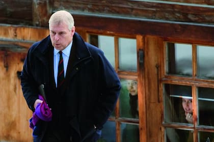 Adrés en la puerta de su chalet suizo que, según investigaciones, todavía no terminó de pagar, lo que lo convierte en un pagador moroso
