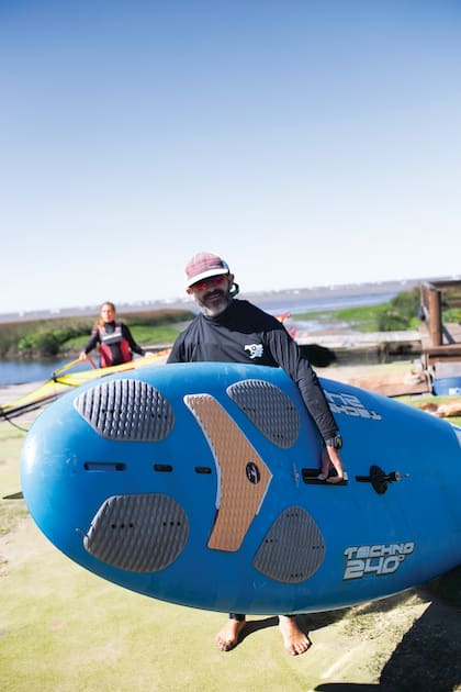 Adrián (48). Deporte: Windsurf (profesor). ¿Qué es lo que más te gusta de este deporte? “Este deporte además del contacto con la naturaleza es una descarga a tierra, te carga de energía”.