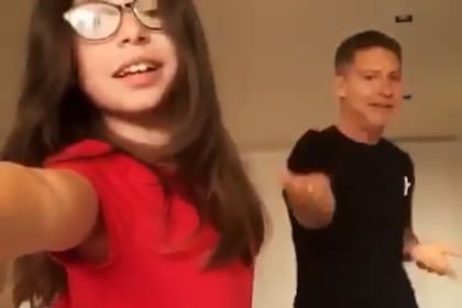Foto de cotidiano familiar: Margarita y su padre, Adrián Suar, jugando el juego preferido de la madre; bailar