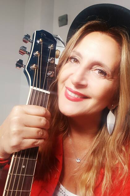 Adriana canta para jugar