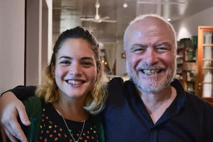 Adrián abraza a Julia. Durante 40 años, él trabajó en la biblioteca popular Bernardino Rivadavia de Arroyo Seco, donde recientemente nombraron una sala con su nombre.