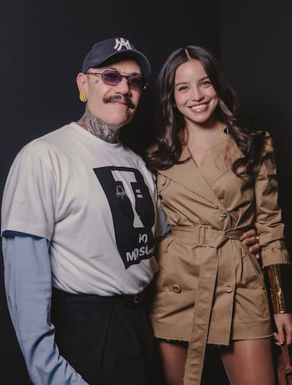 Adrián Appiolaza, director argentino de Moschino, y Emilia Mernes, juntos en el desfile