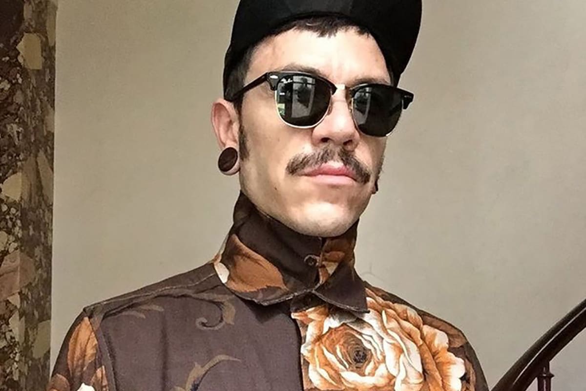 Adrián Appiolaza es argentino, dirige el departamento de diseño de Loewe, trabajó con Alexander MCQueen y tiene un archivo de piezas de moda emblemáticas.