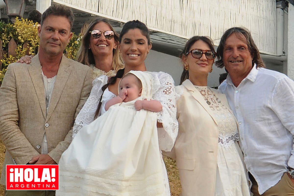 Adrián Barbini y Sofía Balut Páez con Isabella, posan junto
con los tres padrinos de bautismo: la uruguaya Agustina
Bianchi (ubicada entre Adrián y Sofía), la italiana Arianna Orrù y Andrea Vianini (a la derecha de la foto)