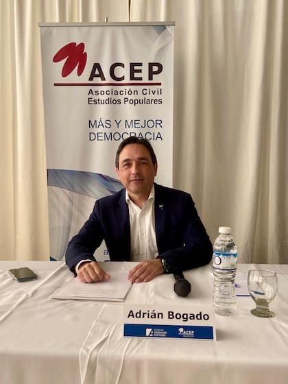 Adrián Bogado, referente de la oposición y ex candidato a gobernador por la oposición en 2019. Su padre, Floro Bogado, fue el 1° gobernador de Formosa en 1983 y luego, vice de Gildo Insfrán desde 1995 hasta su muerte en 2017.