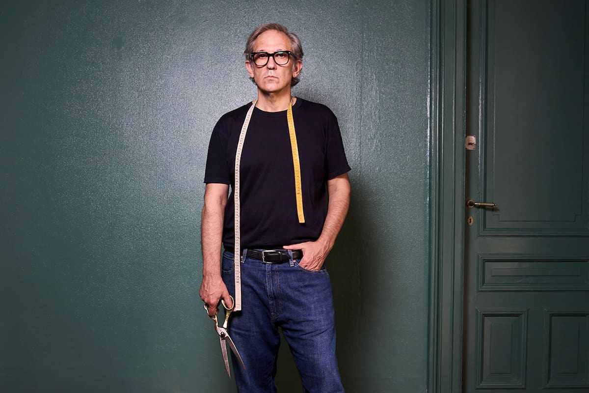 Adrián Brown pasó de las residencias y de los consultorios a un atelier y a desfiles; de diagnosticar enfermedades y usar láser dermatológico a rodearse de maniquíes, telas preciosas y costuras