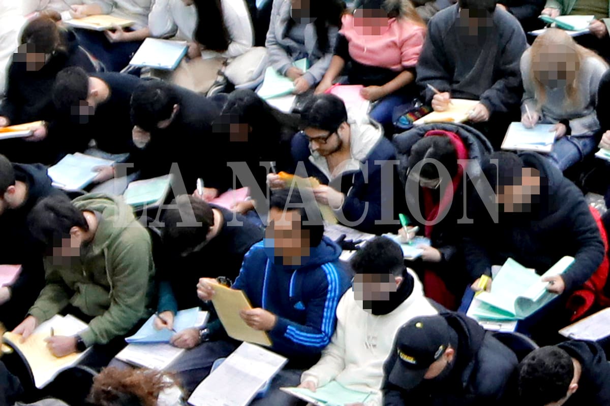 Adrián Castillo, quien fue denunciado por el Ministerio de Salud de la Nación, el 1° de julio durante el examen único, en una foto de LA NACION