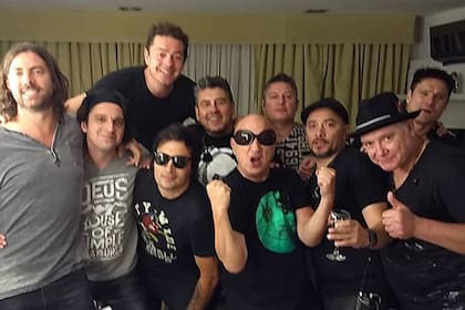 Adrian Cionco, con su familia musical: su manager y el resto de sus compañeros de La Mosca
