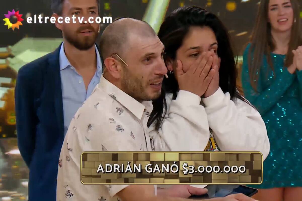 Adrián compartió su emoción con su novia Gabriela