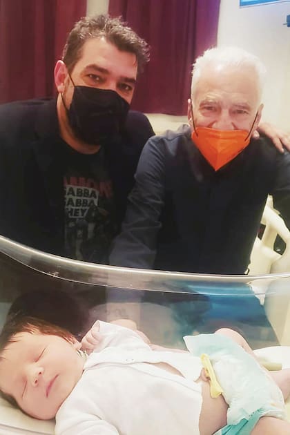 Adrián con su papá, Alberto Cormillot, y el hijo de él, Emilio, que nació el 17 de septiembre.