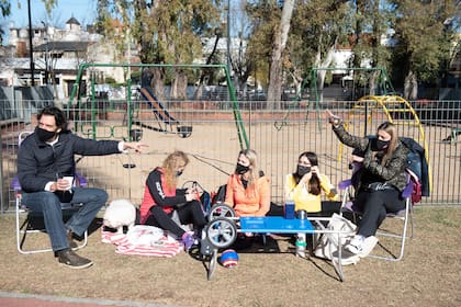Adrián Domínguez en una tarde de sol en Parque Saavedra, durante una reunión donde el tapabocas no falta