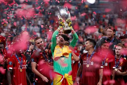 Adrián, el arquero español que fue figura en el triunfo de Liverpool ante Chelsea en la Supercopa de Europa.