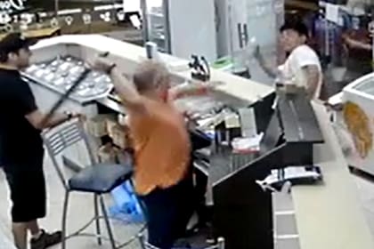 Adrián, el encargado de la heladería en Palermo, ataca al "vendedor ambulante" luego de que este le lanzara un frasco de alcohol