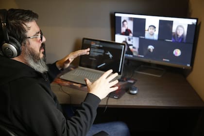 Adrián Estoup, de Escape Buenos Aires, coordina desde su casa los juegos que organizan empresas para sus empleados