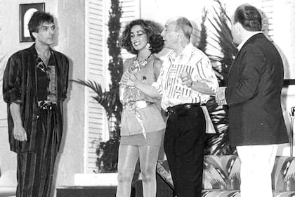 Adrián "Facha" Martel, Beatriz Salomón, Alberto Olmedo y Javier Portales sobre el escenario del teatro Neptuno, de Mar del Plata, haciendo El negro no puede, la obra récord de una temporada única