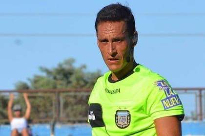Adrián Franklin, el árbitro que decidió suspender el partido por la agresión que sufrió uno de sus asistentes